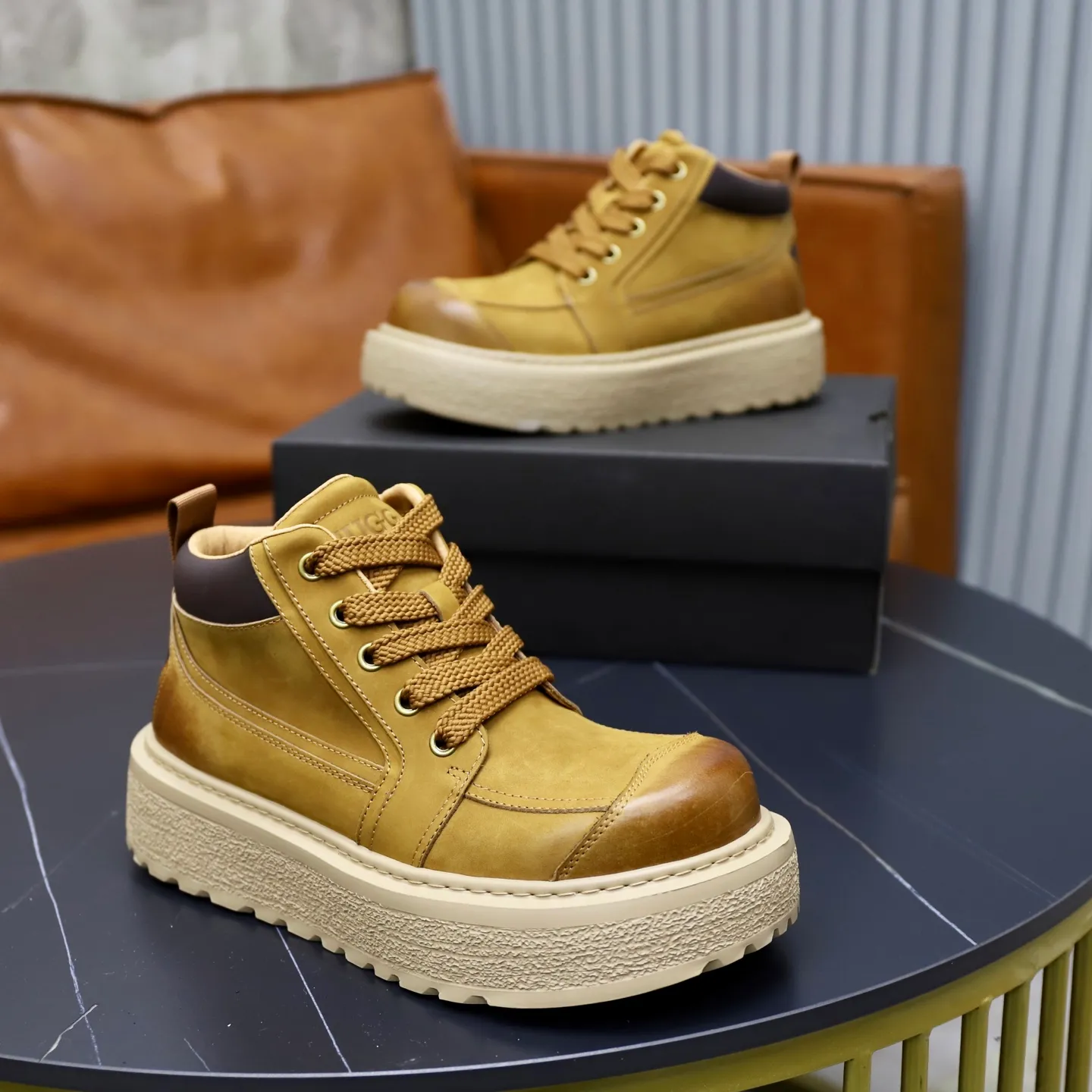 Ex-factory price: 680💰Thick wool imported from Australia Brand: UGG genuine purchase Size: 39-44 Grade: Official website 1:1 Material: First layer of genuine leather waterproof and antifreeze upper Real wool lining Original non-slip soft wear-resistant outsole Style category: Men's casual shoes Trendy style Comfortable on the feet Color: Official website color synchronization